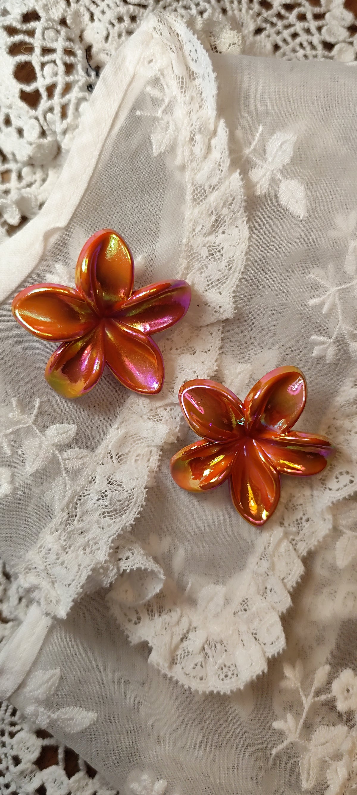 Boucles d'oreilles plumeria irisée